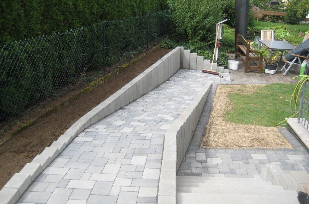 Außenanlage mit Pflasterrampe in Lützellinden