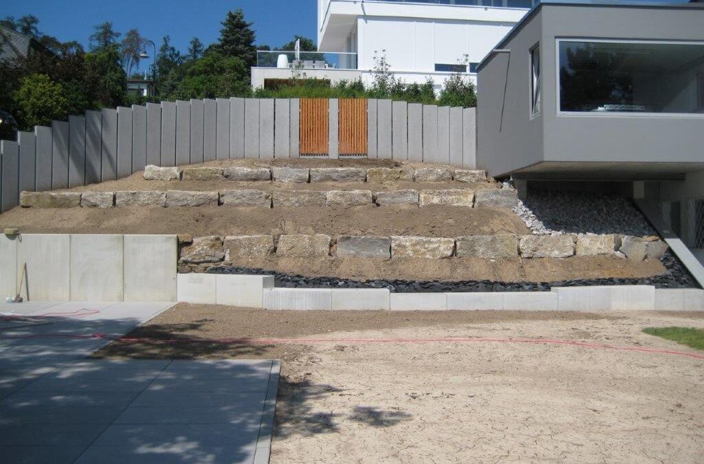 Gestaltete Außenanlage in Launsbach